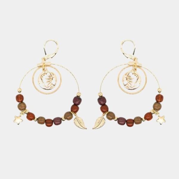 Double boucles créoles dorées Essenciel décorées de breloques harmonieusement alignées.