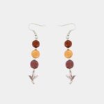 Bijoux en bois naturel avec trois perles et un filigrane représentant un colibri