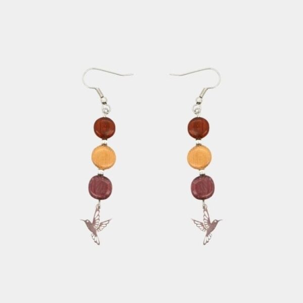 Bijoux en bois naturel avec trois perles et un filigrane représentant un colibri