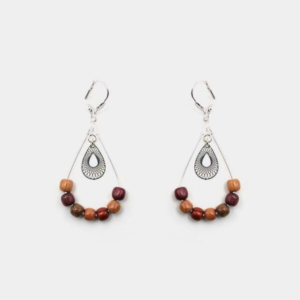 Boucles d'oreilles élégantes en bois avec goutte filigrane argentée, accompagnées de perles rondes naturelles.