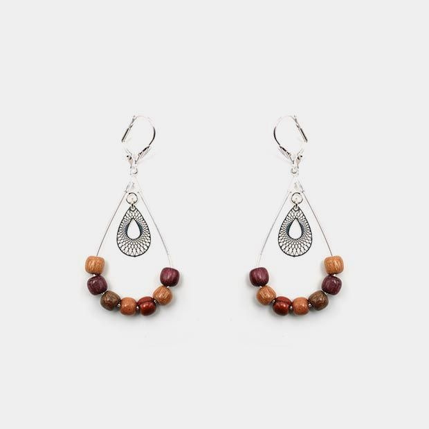 Boucles d'oreilles élégantes en bois avec goutte filigrane argentée, accompagnées de perles rondes naturelles.
