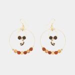 Boucles d'oreilles dorées Mina avec perles en bois et filigrane en forme de lune.