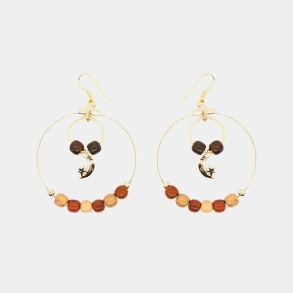 Boucles d'oreilles dorées Mina avec perles en bois et filigrane en forme de lune.