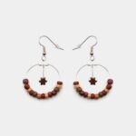 Paire de boucles d'oreilles créoles en bois précieux avec étoile en acajou, élégante et légère.