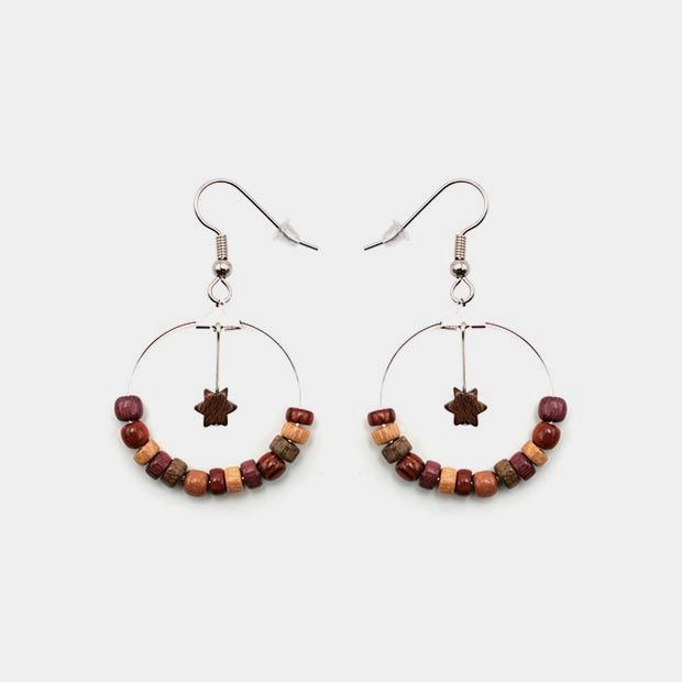 Paire de boucles d'oreilles créoles en bois précieux avec étoile en acajou, élégante et légère.