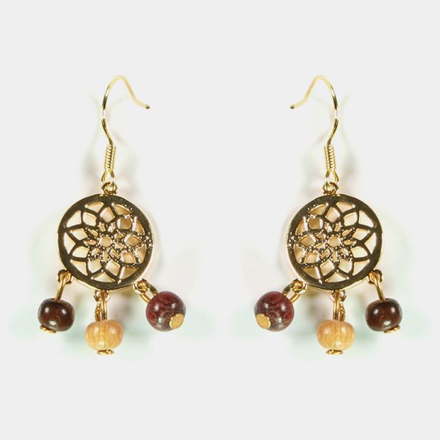 Vue détaillée du fermoir à crochet ouvert des boucles d'oreilles en bois et doré.