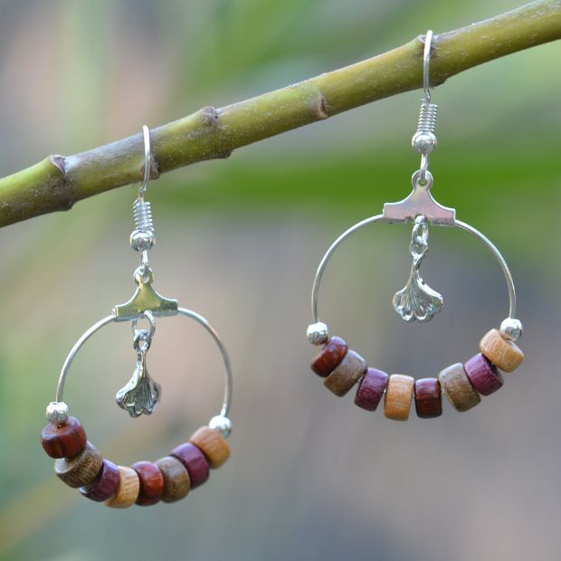 Boucles d'oreilles en bois multicolore avec feuille argentée ginkgo, design contemporain et léger.