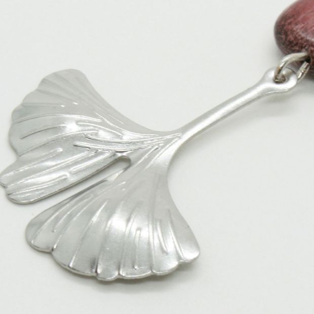 Boucles d'oreilles ginkgo en bois d’Amarante et métal argenté, design artisanal et éco-responsable.