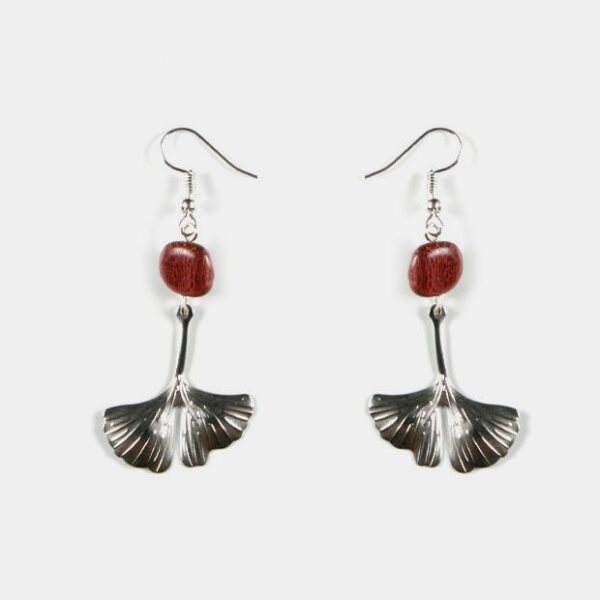 Boucles Ginkgo Doly portées, légèreté et confort pour un usage quotidien ou des occasions spéciales.