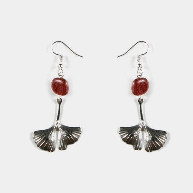 Boucles Ginkgo Doly portées, légèreté et confort pour un usage quotidien ou des occasions spéciales.