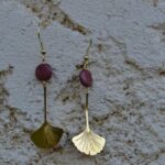 Boucles d'oreilles dorées Nancy avec feuille de ginkgo en bois d'amarante, présentées sur un fond blanc