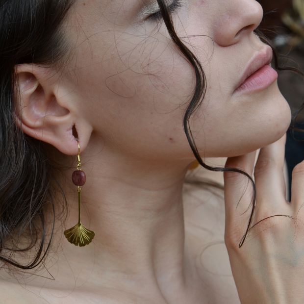 Boucles d’oreilles élégantes avec feuilles ginkgo, finition dorée