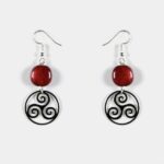 Gros plan sur boucles d'oreilles élégantes en bois précieux d'amarante, design poétique et moderne.