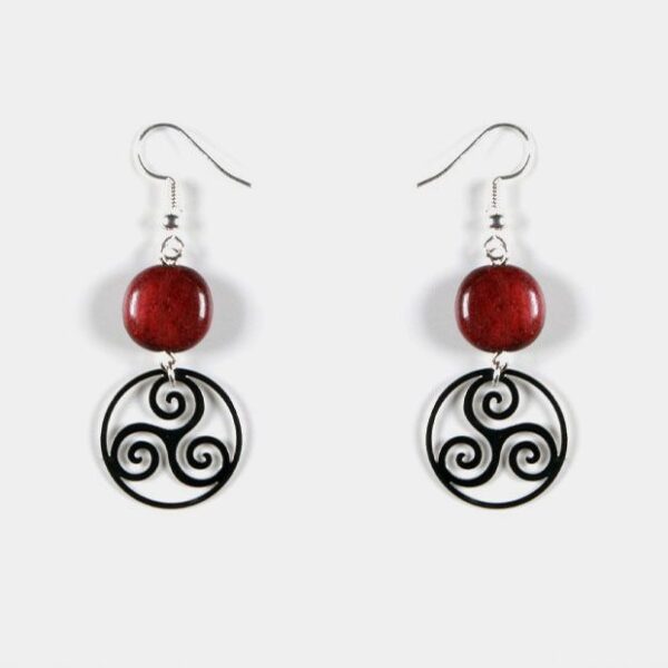 Gros plan sur boucles d'oreilles élégantes en bois précieux d'amarante, design poétique et moderne.