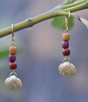 Boucles d'oreilles en bois avec filigrane doré motif coquillage, design unique et fabriqué à la main.