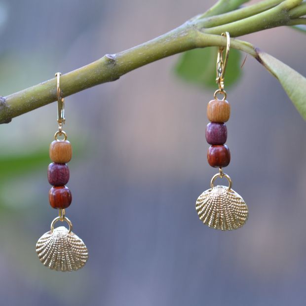 Boucles d'oreilles en bois avec filigrane doré motif coquillage, design unique et fabriqué à la main.