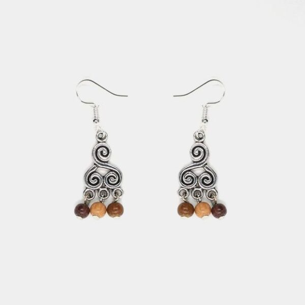 Boucles d’oreilles en bois multicolore avec symbole triskel argenté et fermoirs en métal sans nickel.