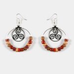 Gros plan sur des boucles créoles mettant en valeur les différentes essences de bois : amarante, mûrier, palissandre et néflier.