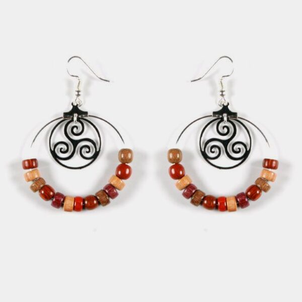 Gros plan sur des boucles créoles mettant en valeur les différentes essences de bois : amarante, mûrier, palissandre et néflier.