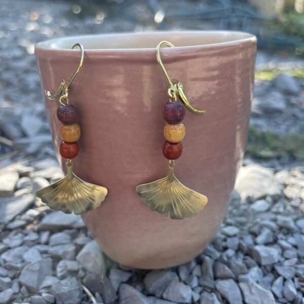 "Bijoux artisanaux en bois ornés d'une feuille ginkgo élégante et perles fines.