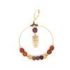 Créoles dorées avec perles en bois multicolores et pendentif chouette finement ciselé.