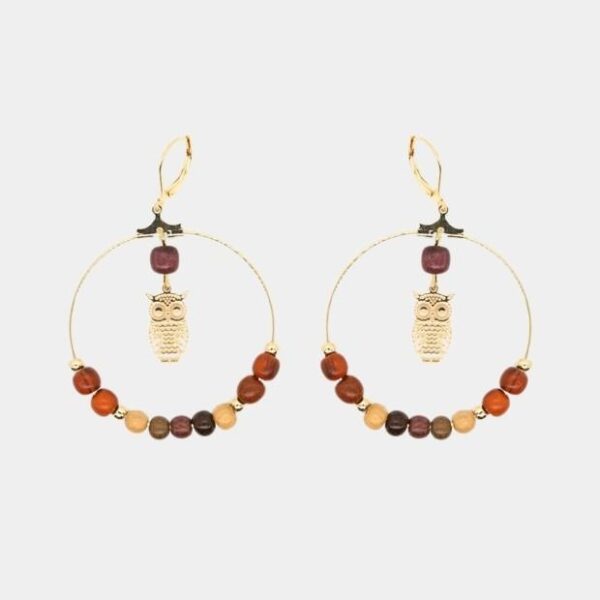 Boucles d'oreilles dorées en bois avec un pendentif en forme de chouette, élégantes et artisanales.
