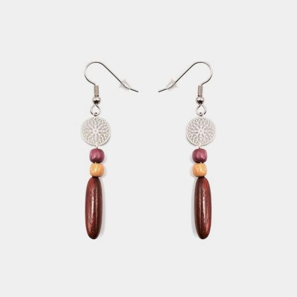 Boucles d’oreilles en bois multicolore avec motif rosace et filigrane argenté, élégantes et modernes.