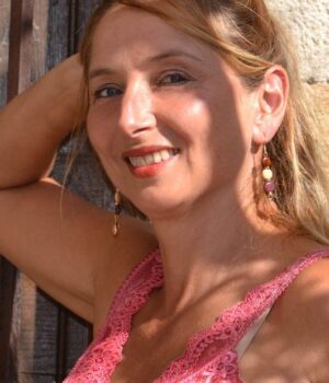 Boucles d'oreilles en bois doré et quartz, design élégant et artisanal.