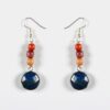 Boucles d'oreilles artisanales en bois multicolore et pierre Lapis Lazuli, design éco-responsable.