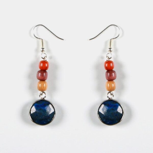 Boucles d'oreilles artisanales en bois multicolore et pierre Lapis Lazuli, design éco-responsable.