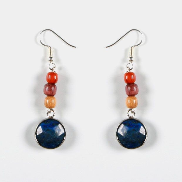Boucles d'oreilles artisanales en bois multicolore et pierre Lapis Lazuli, design éco-responsable.