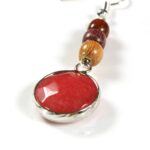 Une paire de boucles d'oreilles élégantes en bois et quartz cerise, parfaites pour ajouter une touche naturelle à votre style.