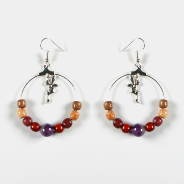 Bijoux éco-responsables faits main, composés d’essences de bois rares et d’améthyste, photographiés sur un fond naturel.