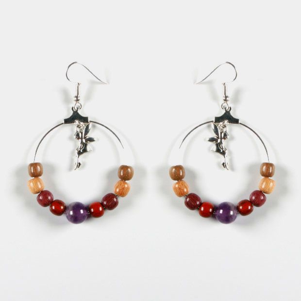 Bijoux éco-responsables faits main, composés d’essences de bois rares et d’améthyste, photographiés sur un fond naturel.