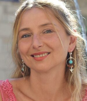 Création artisanale : boucles Oksana mêlant bois précieux et pierre turquoise.