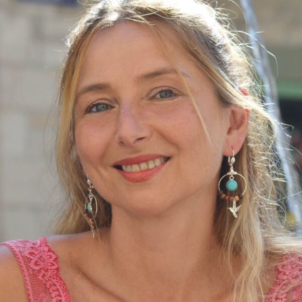 Création artisanale : boucles Oksana mêlant bois précieux et pierre turquoise.