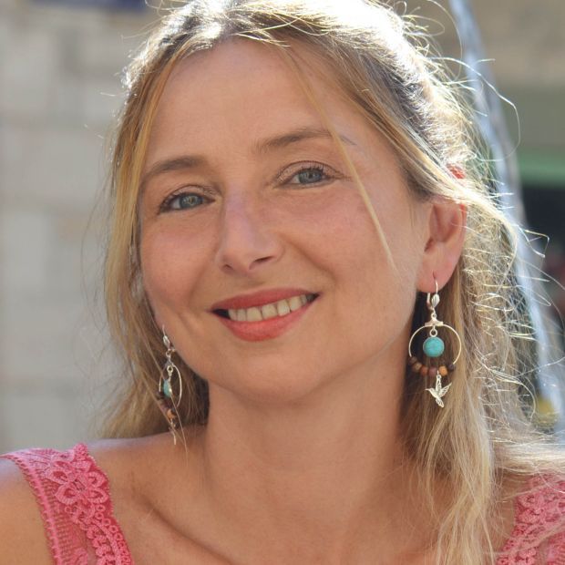 Création artisanale : boucles Oksana mêlant bois précieux et pierre turquoise.