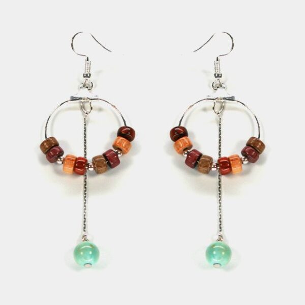 Gros plan montrant la pierre ronde naturelle de 8 mm de diamètre en agate bleue turquoise.