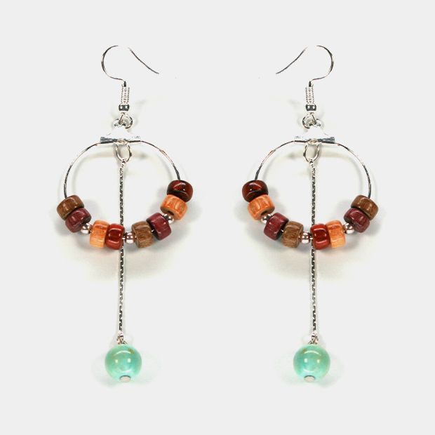 Gros plan montrant la pierre ronde naturelle de 8 mm de diamètre en agate bleue turquoise.