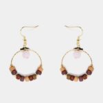 Boucles d'oreilles en créoles dorées avec médaillon en quartz rose et perles multicolores montées à la main.