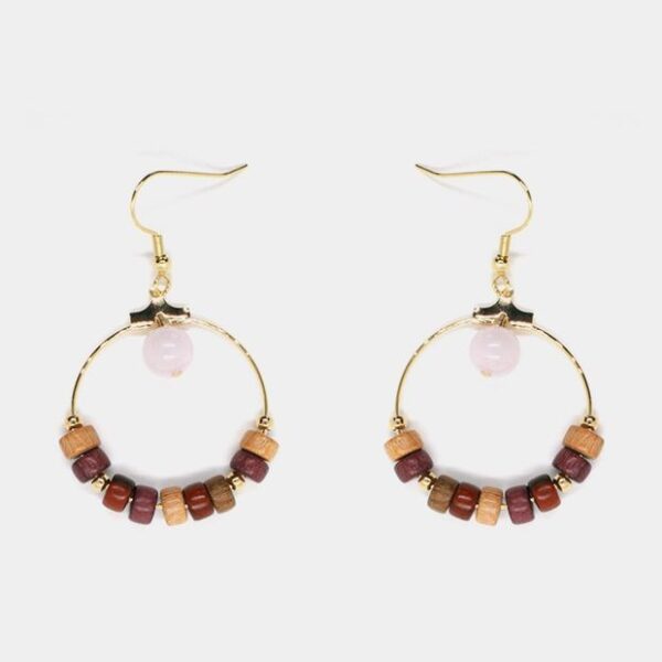 Boucles d'oreilles en créoles dorées avec médaillon en quartz rose et perles multicolores montées à la main.