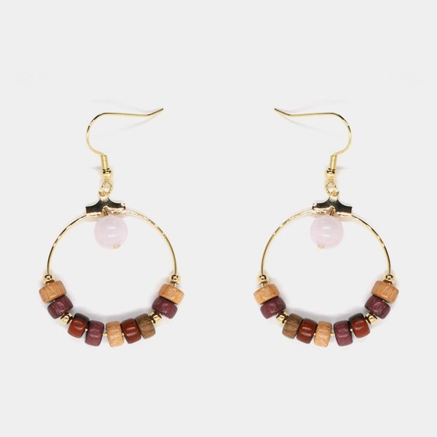 Boucles d'oreilles en créoles dorées avec médaillon en quartz rose et perles multicolores montées à la main.