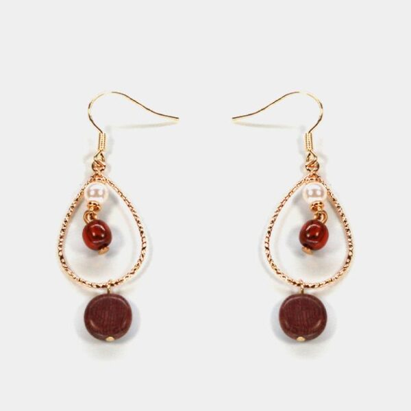 Boucles d’oreilles Sélénite et Bois Dora : Une paire de boucles d’oreilles en bois et sélénite blanche montée sur une base créole dorée.