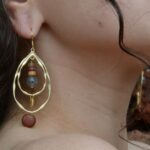 Boucles d'oreilles artisanales en bois et Labradorite avec une breloque feuille, montées sur un apprêt goutte doré martelé.