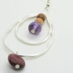 Bijoux artisanaux : Boucles d'oreilles en bois et améthyste sur un apprêt goutte argenté avec perles multicolores.