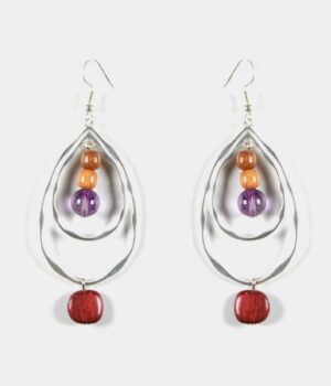 Élégance naturelle : Gros plan sur une boucle d’oreille avec une pierre d’améthyste violette et breloque feuille.