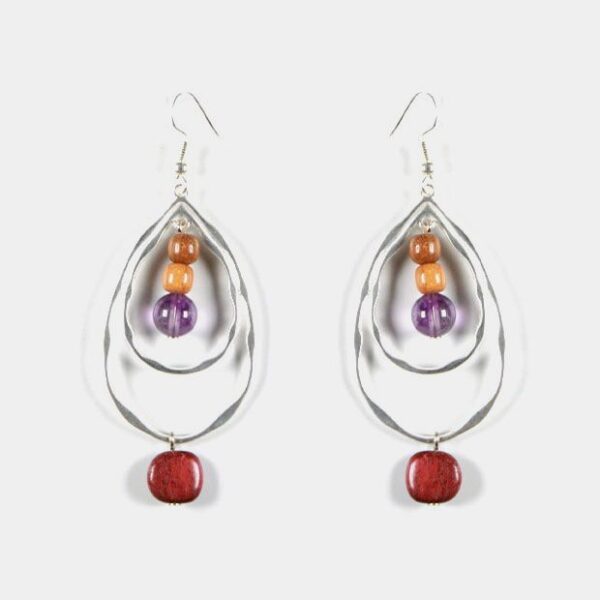 Élégance naturelle : Gros plan sur une boucle d’oreille avec une pierre d’améthyste violette et breloque feuille.