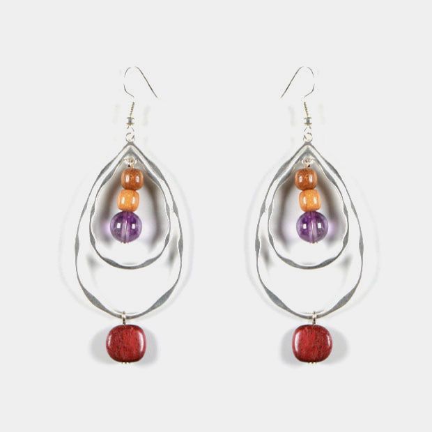 Élégance naturelle : Gros plan sur une boucle d’oreille avec une pierre d’améthyste violette et breloque feuille.