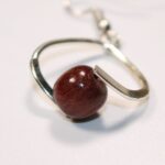 Boucles d'oreilles en bois d’amarante, légères et finement travaillées à la main.