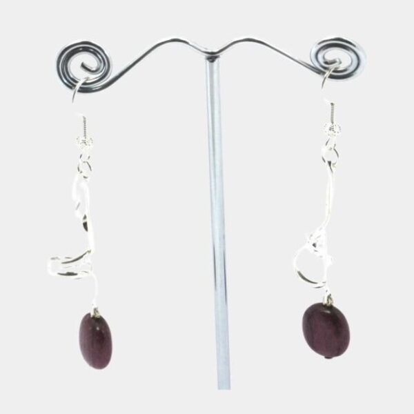 Bijou eco-friendly : longues boucles d'oreilles en bois naturel avec design en spirale.